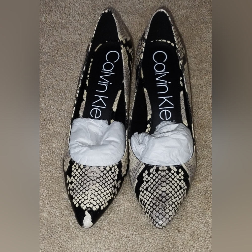 Calvin Klein Nita Black/ Cream Pointy Toes Pumps. 11M New With Box